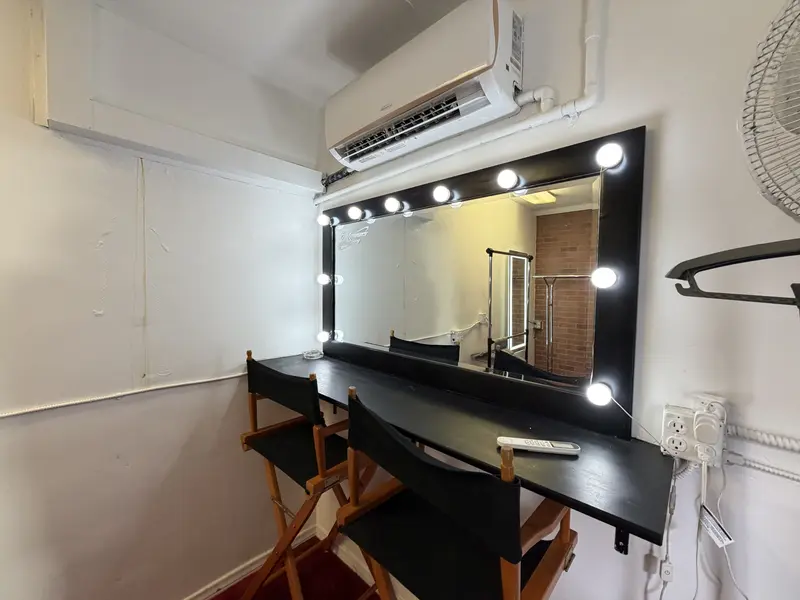 8x10 vanity and makeup room with Hollywood mirror at Knows Studios